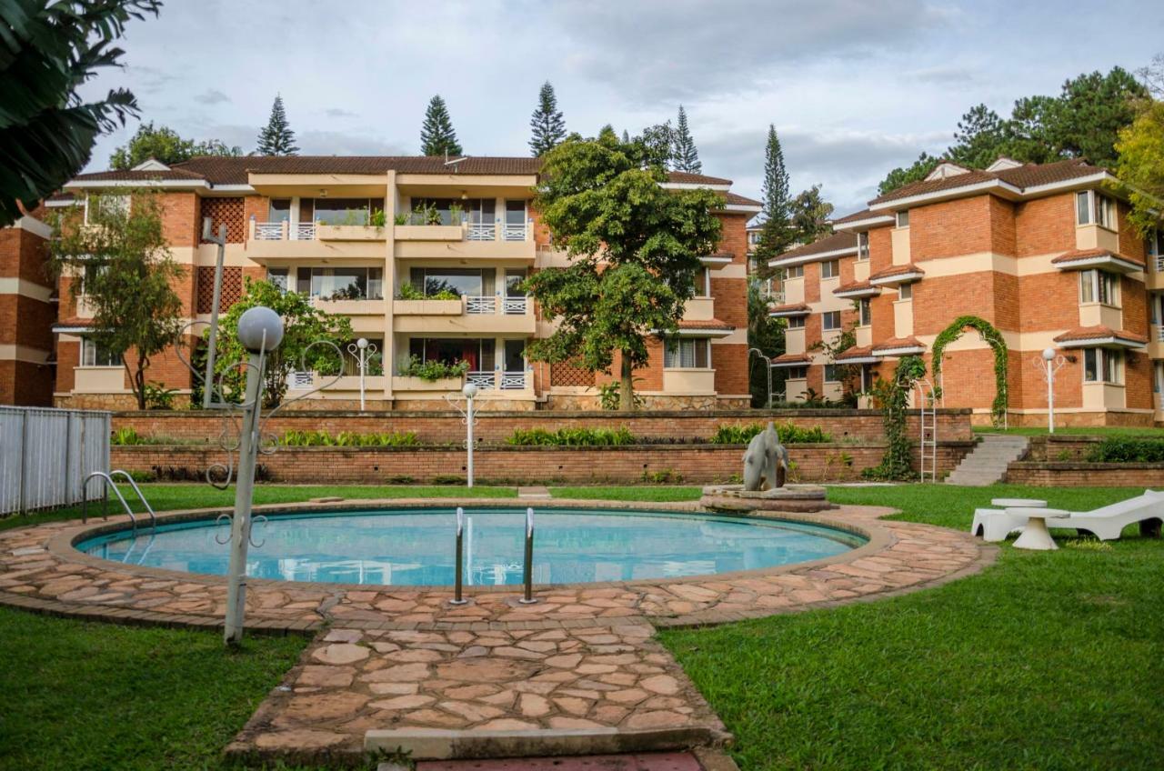 Golf Course Apartments 캄팔라 외부 사진